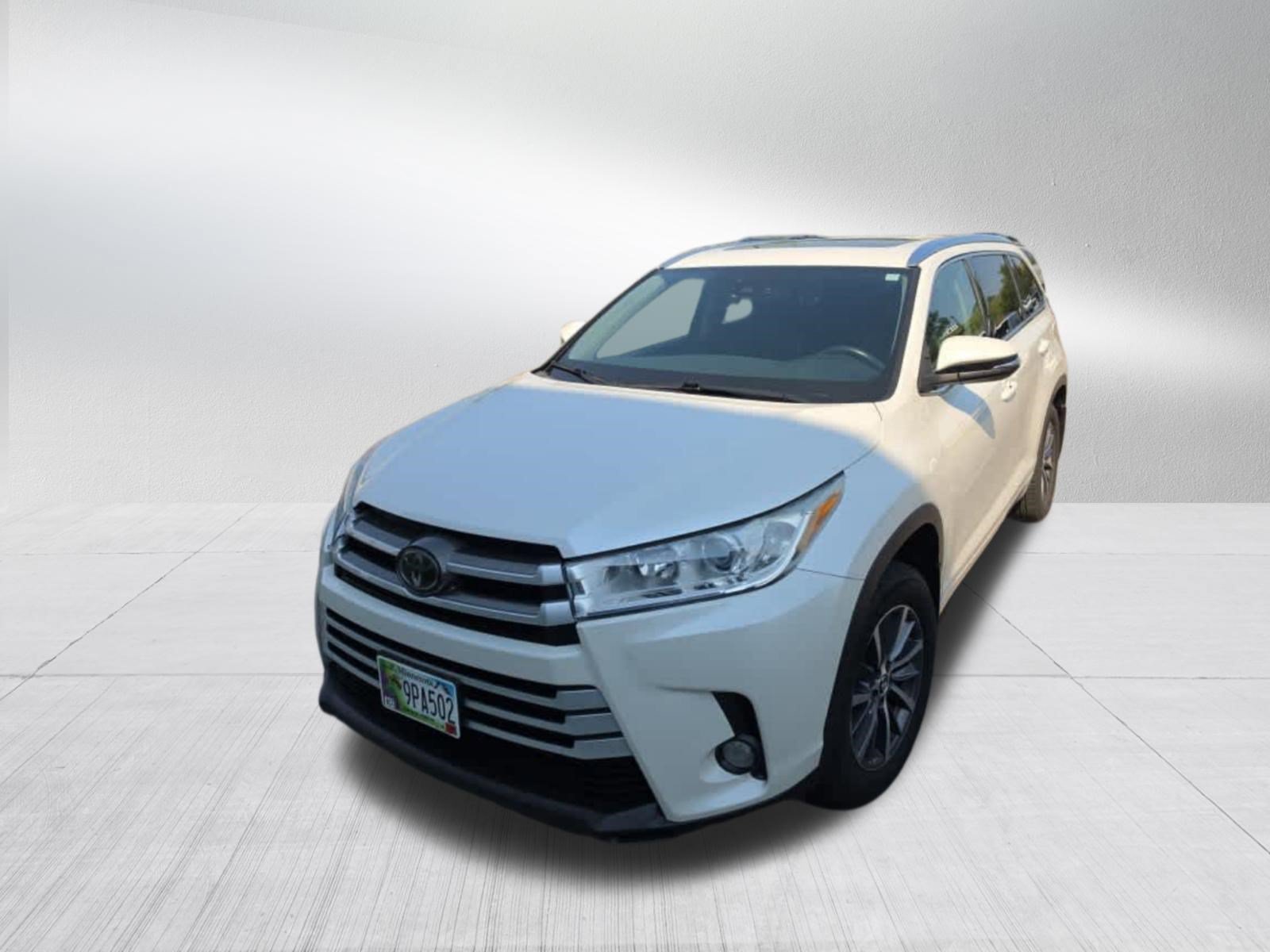 Used 2017 Blizzard Pearl Toyota XLE image 2