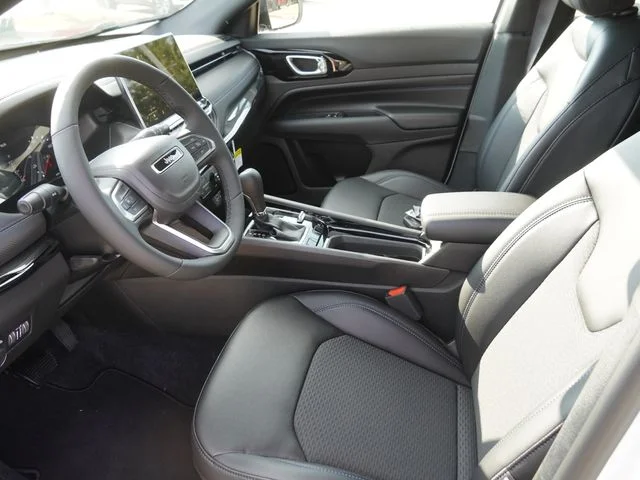 New 2026 Bright White Clear-Coat Exterior Paint Jeep Latitude image 18