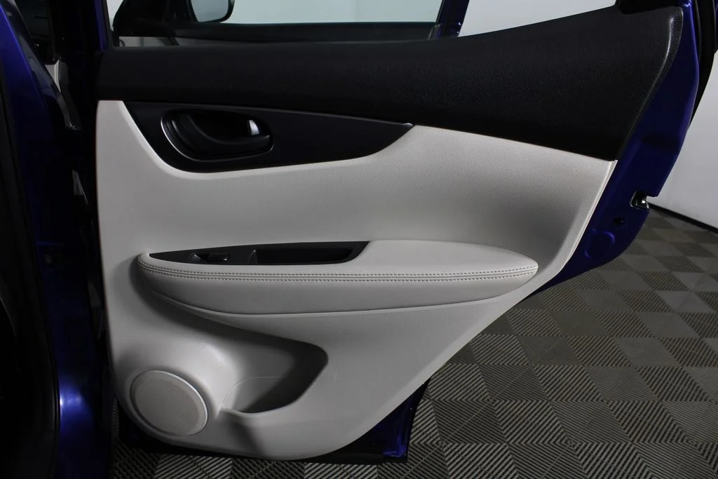 Used 2017 Blue Nissan S image 10
