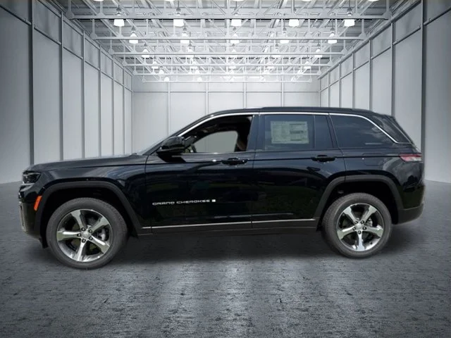 New 2026 Diamond Black Crystal Pearl-Coat Exterior Paint Jeep Limited image 6