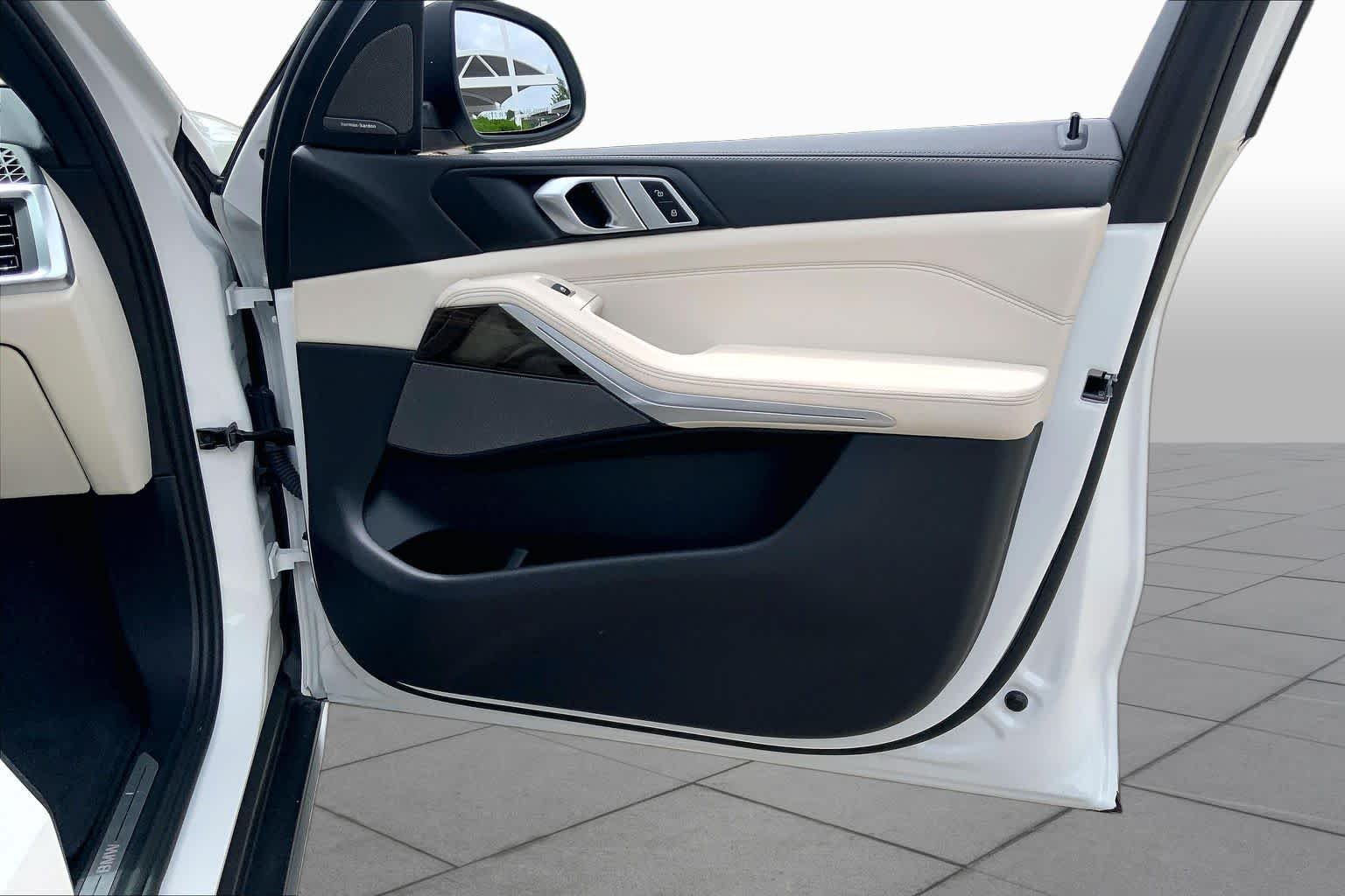 Used 2024 Mineral White Metallic BMW xDrive40i image 21