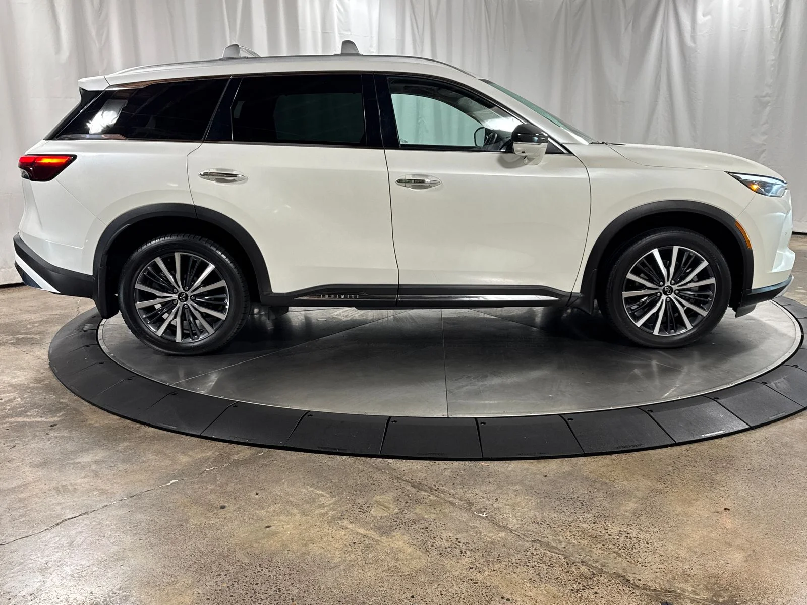 Used 2022 White INFINITI Sensory image 6