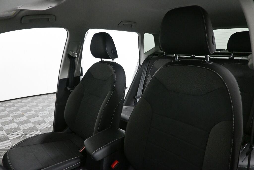 Used 2022 Pure White Volkswagen SE image 5