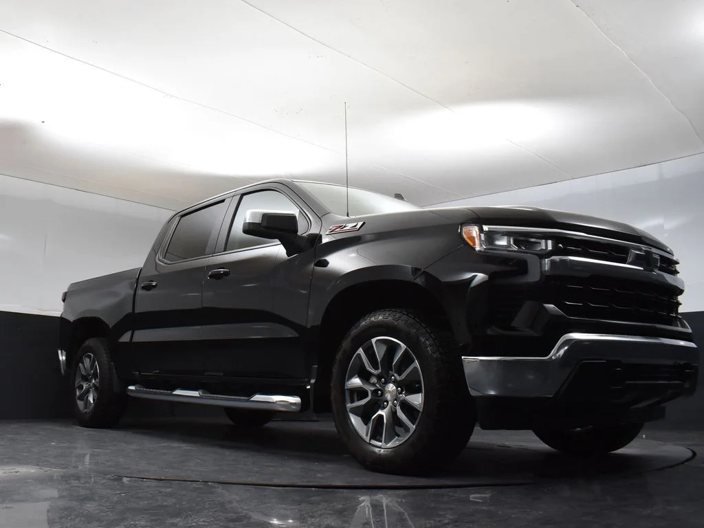 Used 2025 Black Chevrolet LT image 7