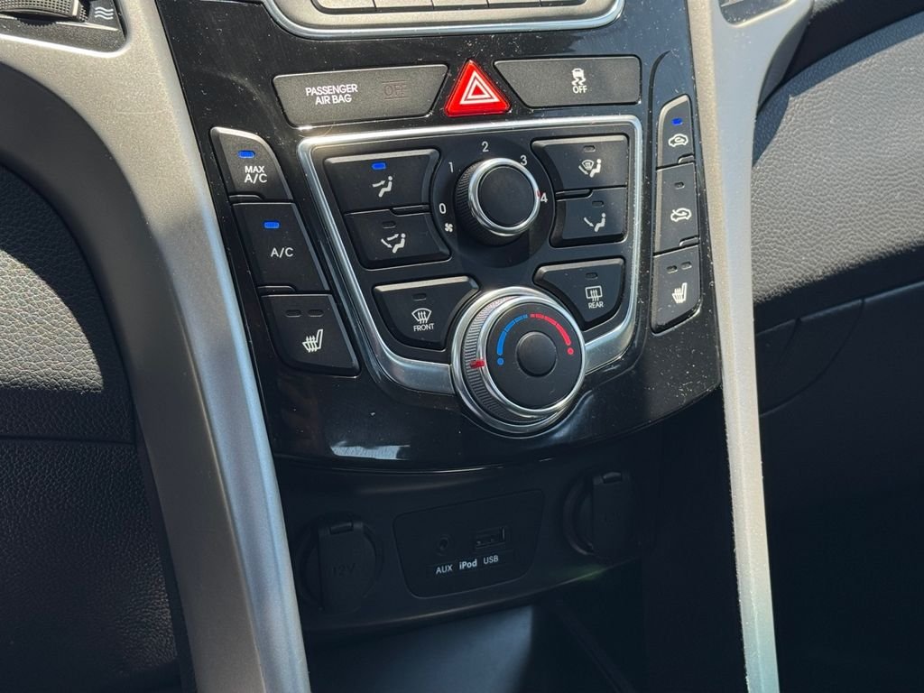 Used 2014 Shimmering Silver Hyundai Base image 16