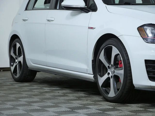 Used 2017 White Volkswagen SE image 2