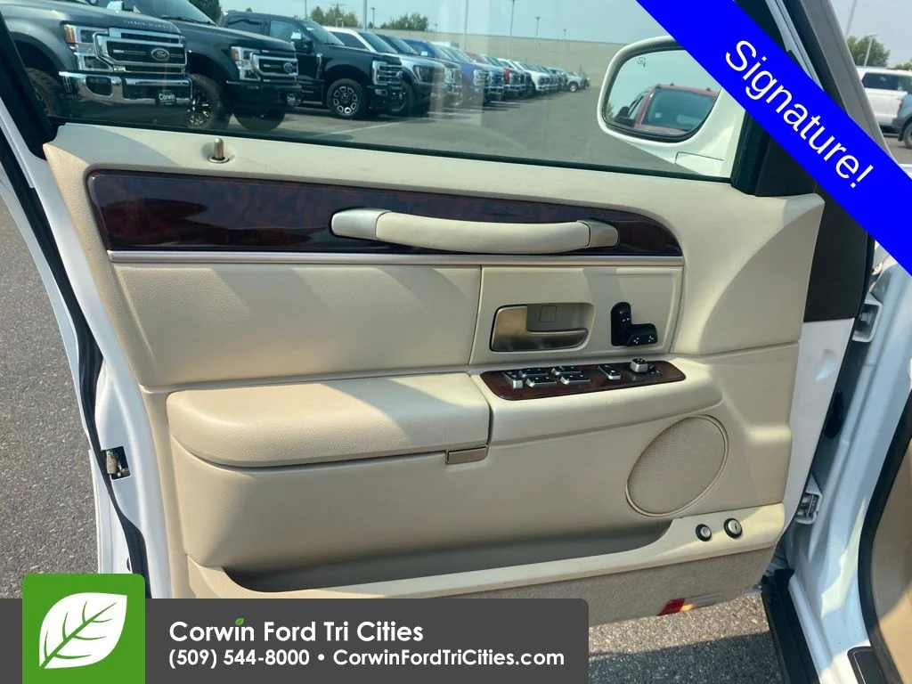 Used 2007  Lincoln Signature image 4