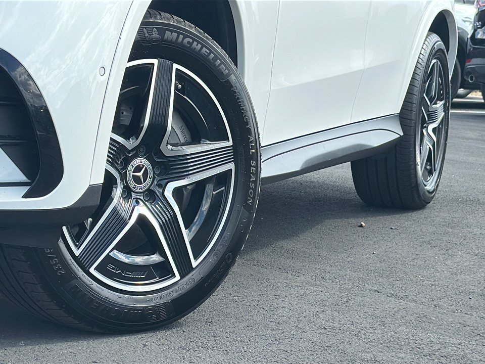 Used 2024 Polar White Mercedes-Benz 4MATIC® SUV image 3