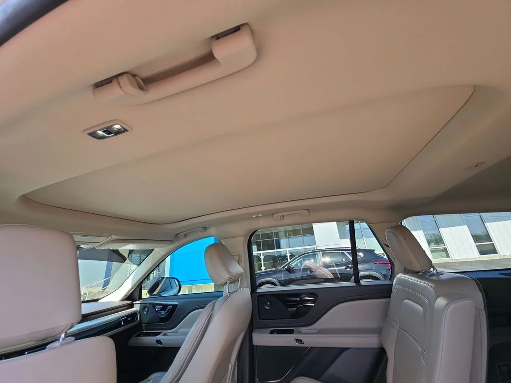 Used 2021 White Lincoln Reserve image 22