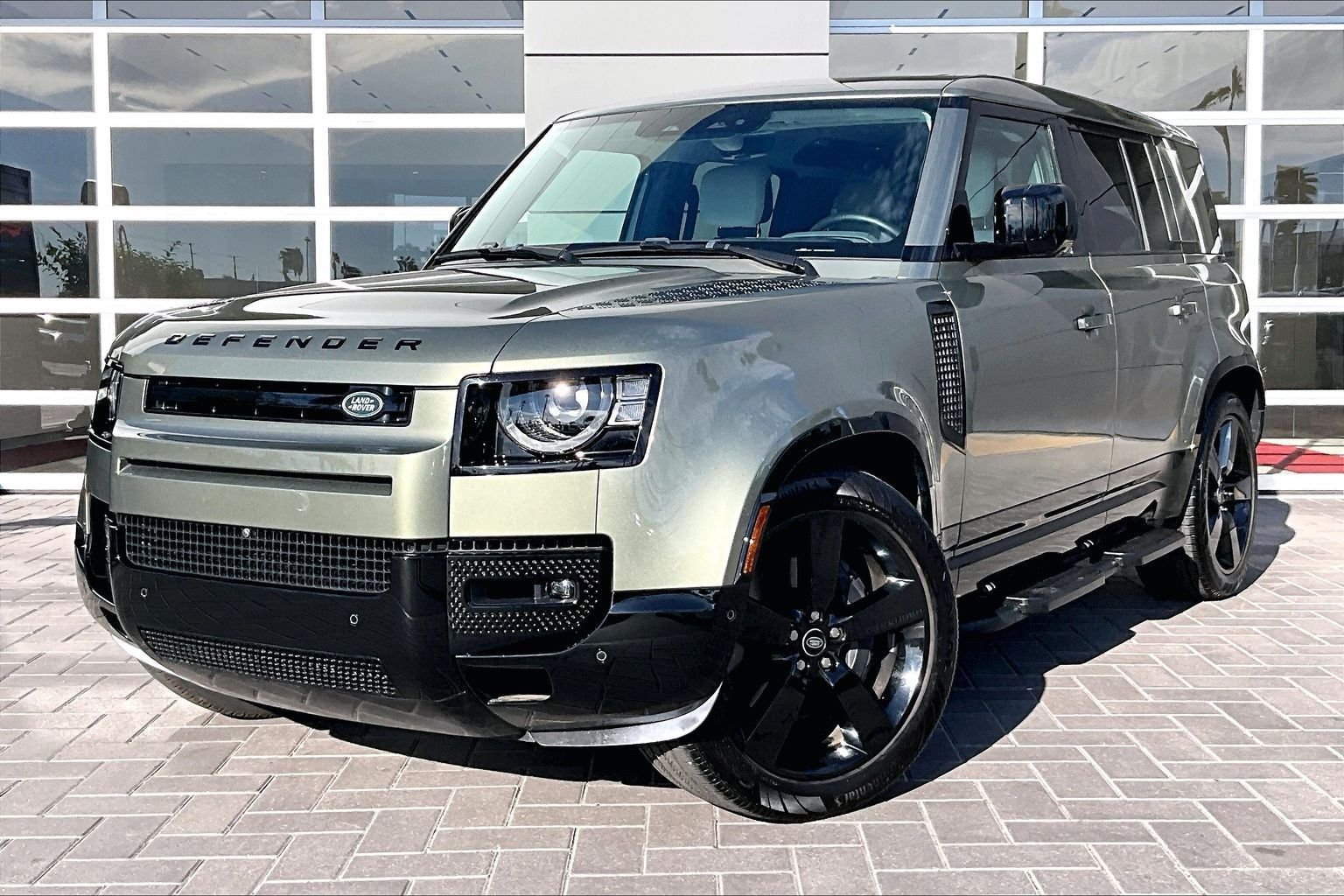 Used 2025 Green Land Rover X-Dynamic SE image 1