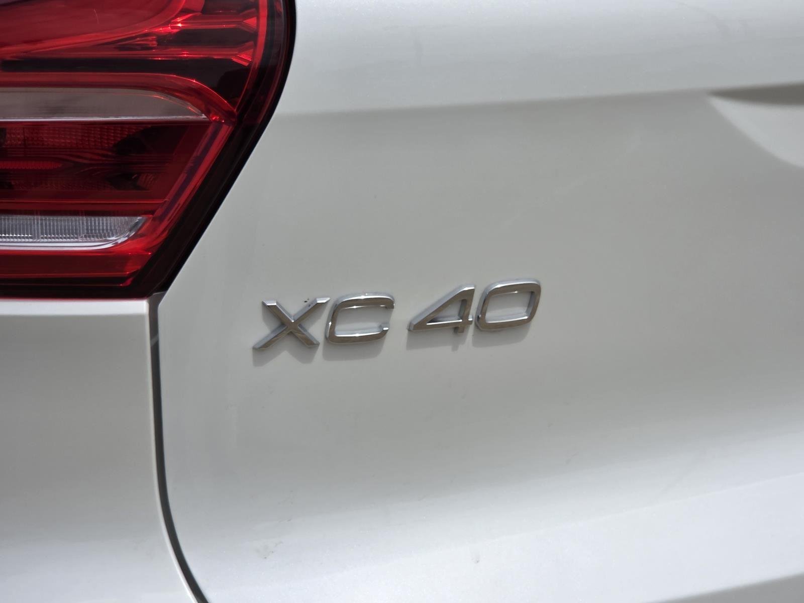 Used 2025 Crystal White Pearl Volvo Plus Dark Theme image 10
