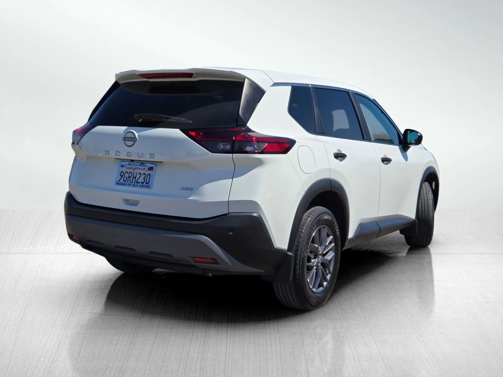 Used 2023 Glacier White Nissan S image 4