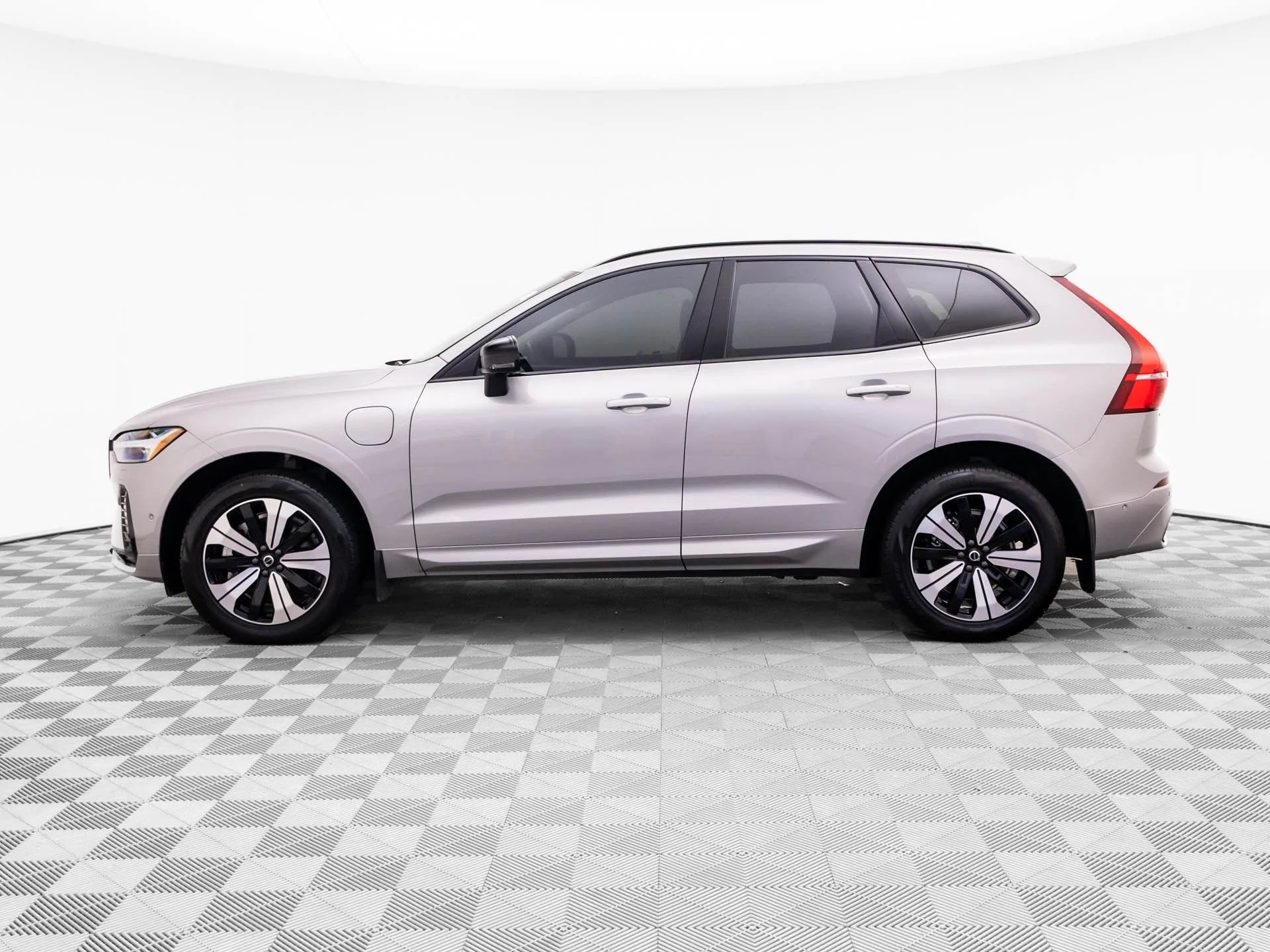 Used 2025 Silver Volvo T8 Plus image 2