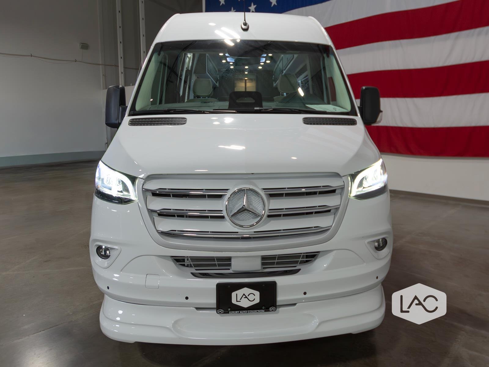 New 2026 Arctic White OGV Luxury Coach AWD (10OBA)10-Pass*ADV Wheel Pkg*PetSafe image 17