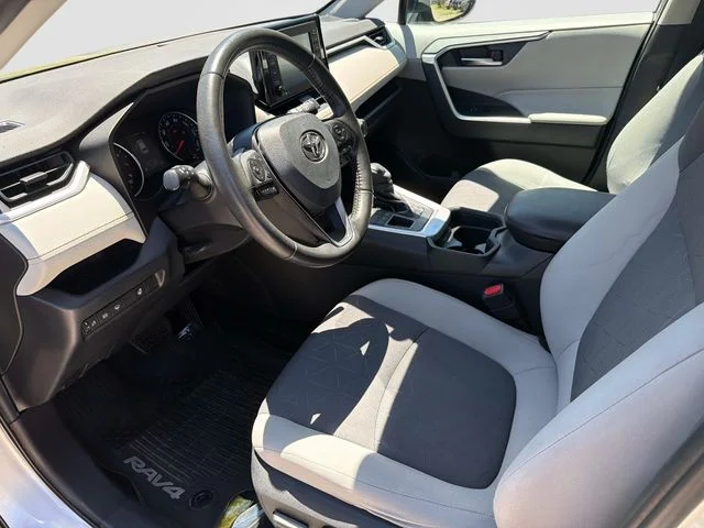 Used 2020 Silver Toyota XLE image 21