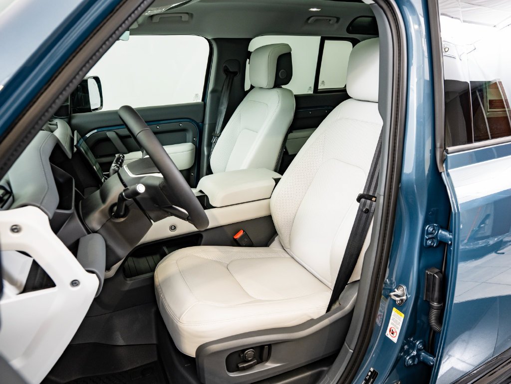 New 2026 Tasman Blue Land Rover X-Dynamic SE image 24