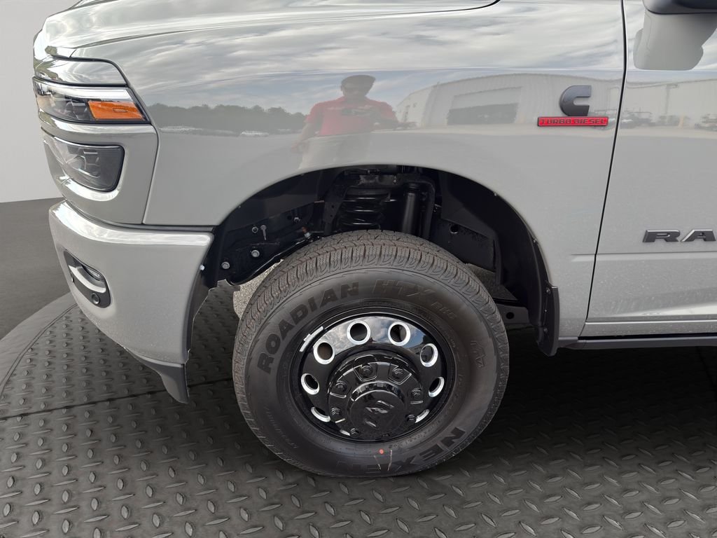 New 2026 Ceramic Gray Clear-Coat Exterior Paint RAM Laramie image 15