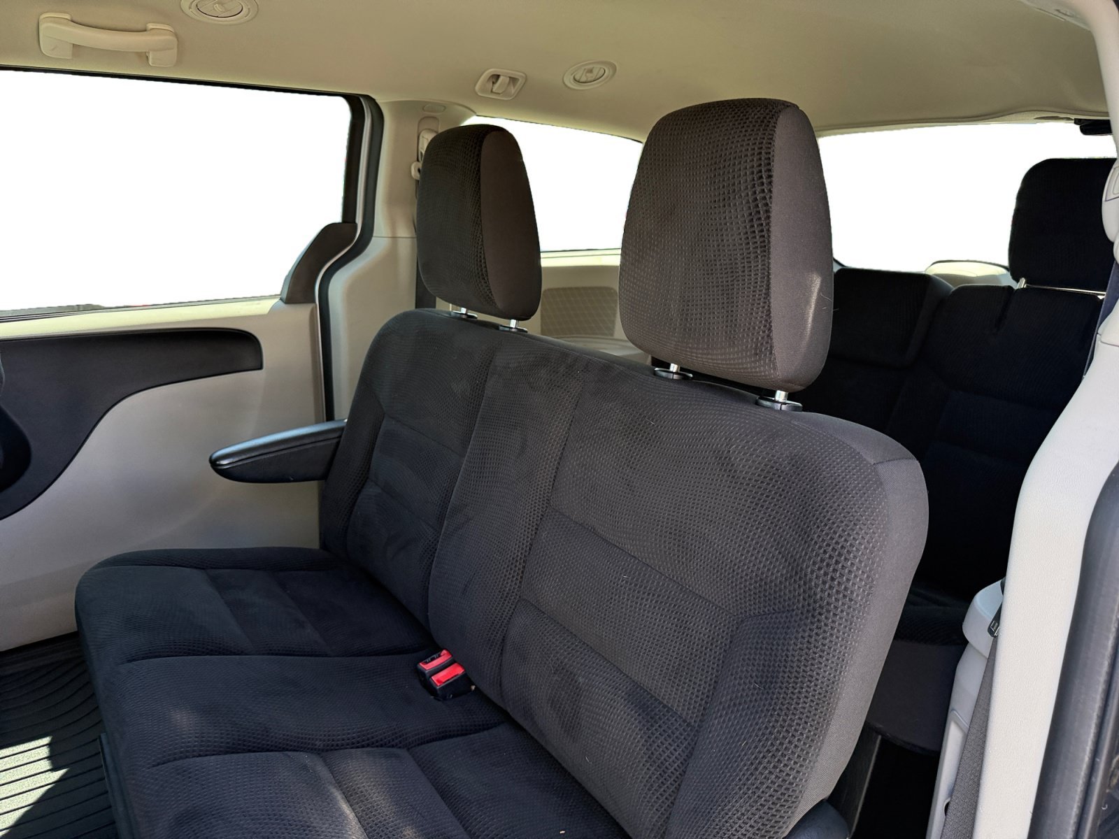 Used 2019 Billet Silver Metallic Clearcoat Dodge SE image 16