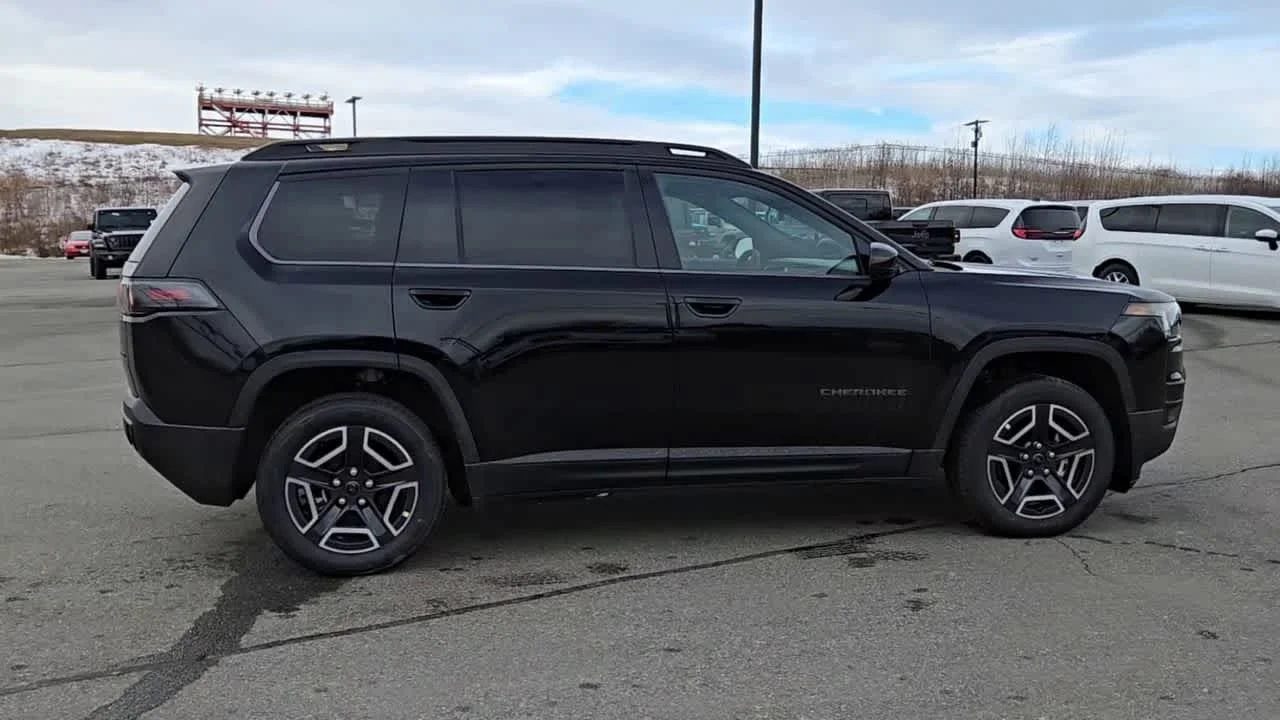 New 2026 Diamond Black Crystal Pearl-Coat Exterior Paint Jeep Laredo image 9