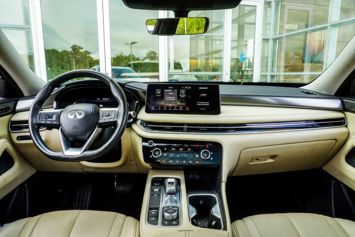 Used 2023 White INFINITI LUXE image 5