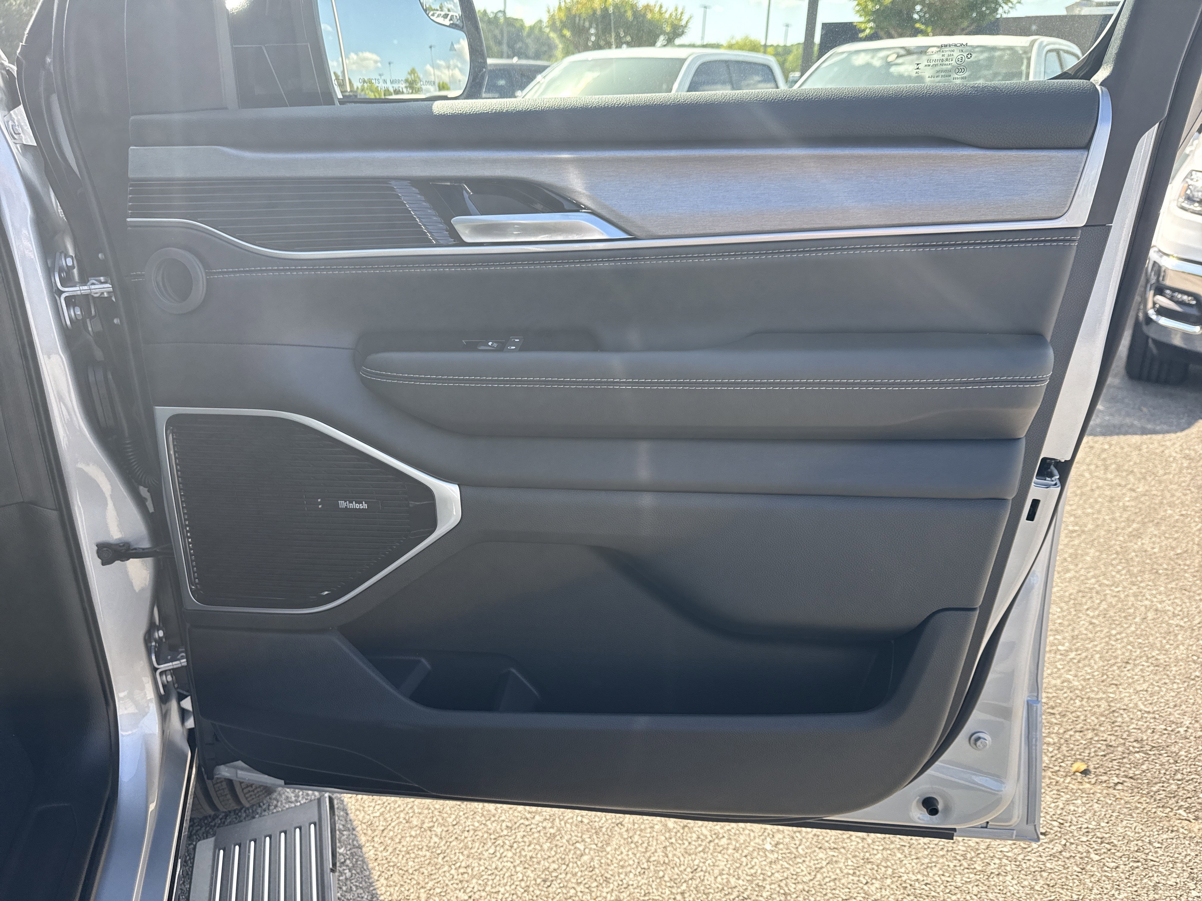 New 2026 Silver-Zynith Exterior Paint Jeep Limited Reserve image 16