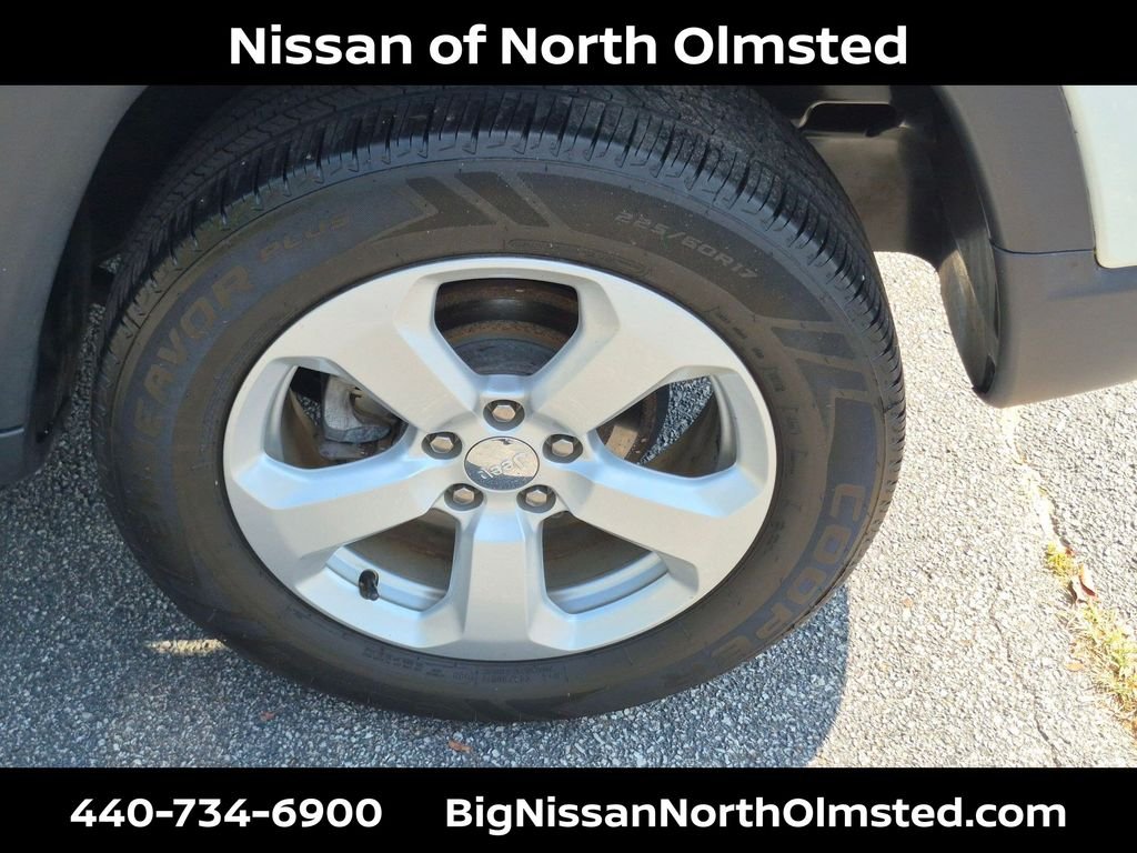 Used 2019 White Clearcoat Jeep Latitude image 28