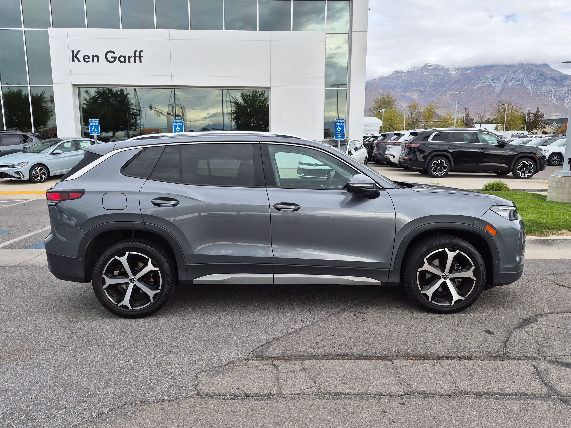 Used 2025 Platinum Gray Metallic Volkswagen SE image 2