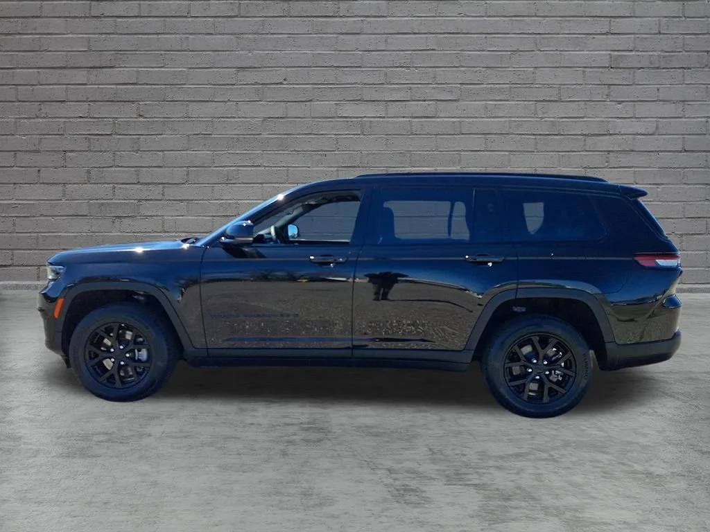 Used 2024 Diamond Black Crystal Pearlcoat Jeep Altitude image 7