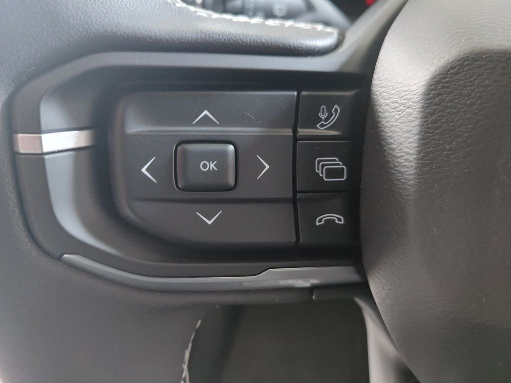 New 2026 Bright White Clear-Coat Exterior Paint Jeep Laredo image 24