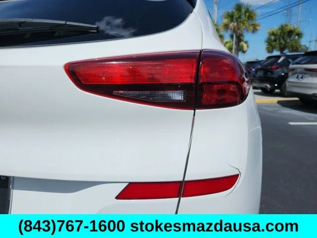 Used 2020 White Hyundai SE image 28