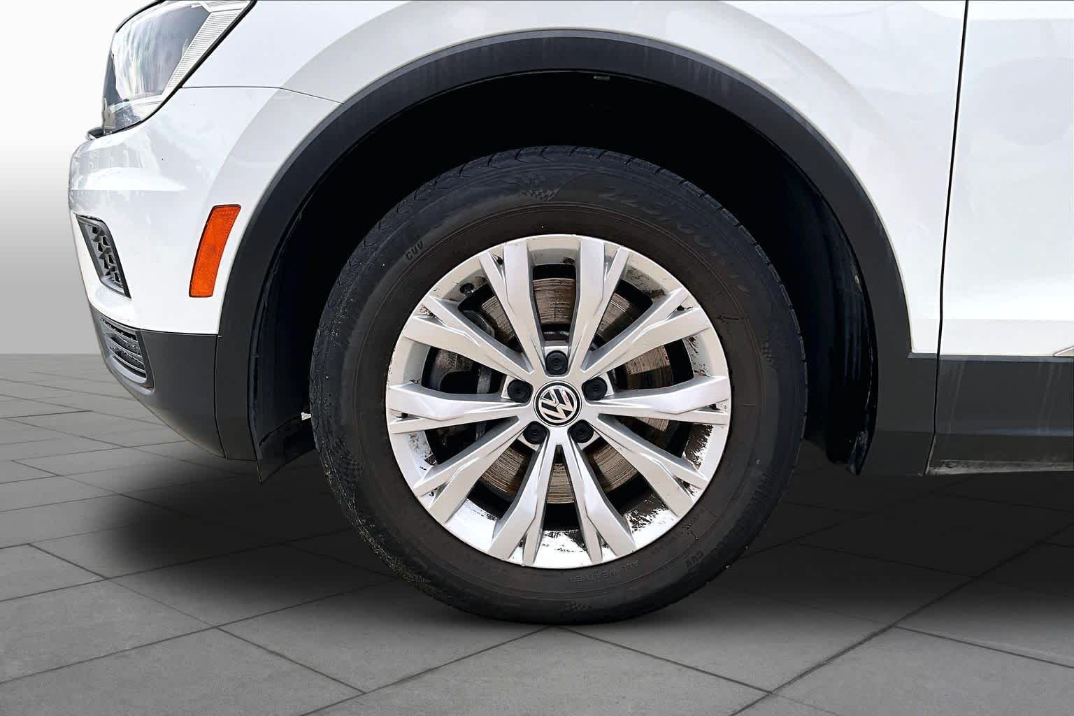 Used 2018 Pure White Volkswagen SE image 10