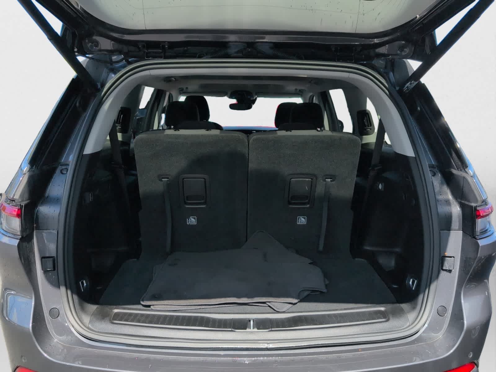Used 2023 Baltic Gray Metallic Clearcoat Jeep Laredo image 18