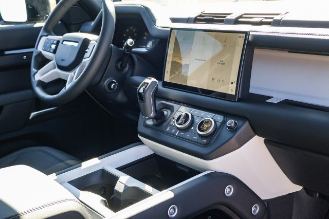 Certified Used 2025 Black Land Rover X-Dynamic SE image 15