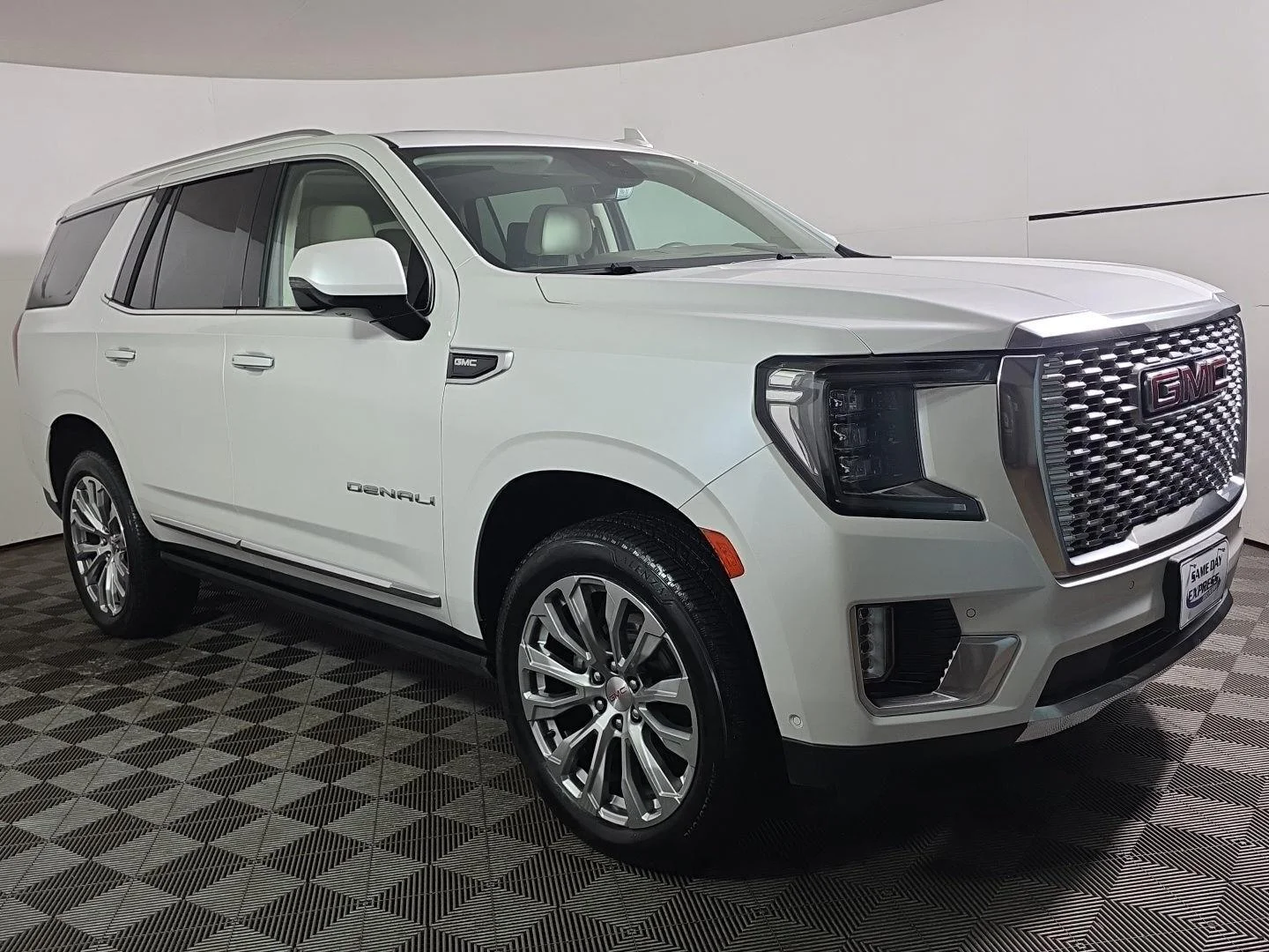 Used 2024 White Frost Tricoat GMC Denali image 9