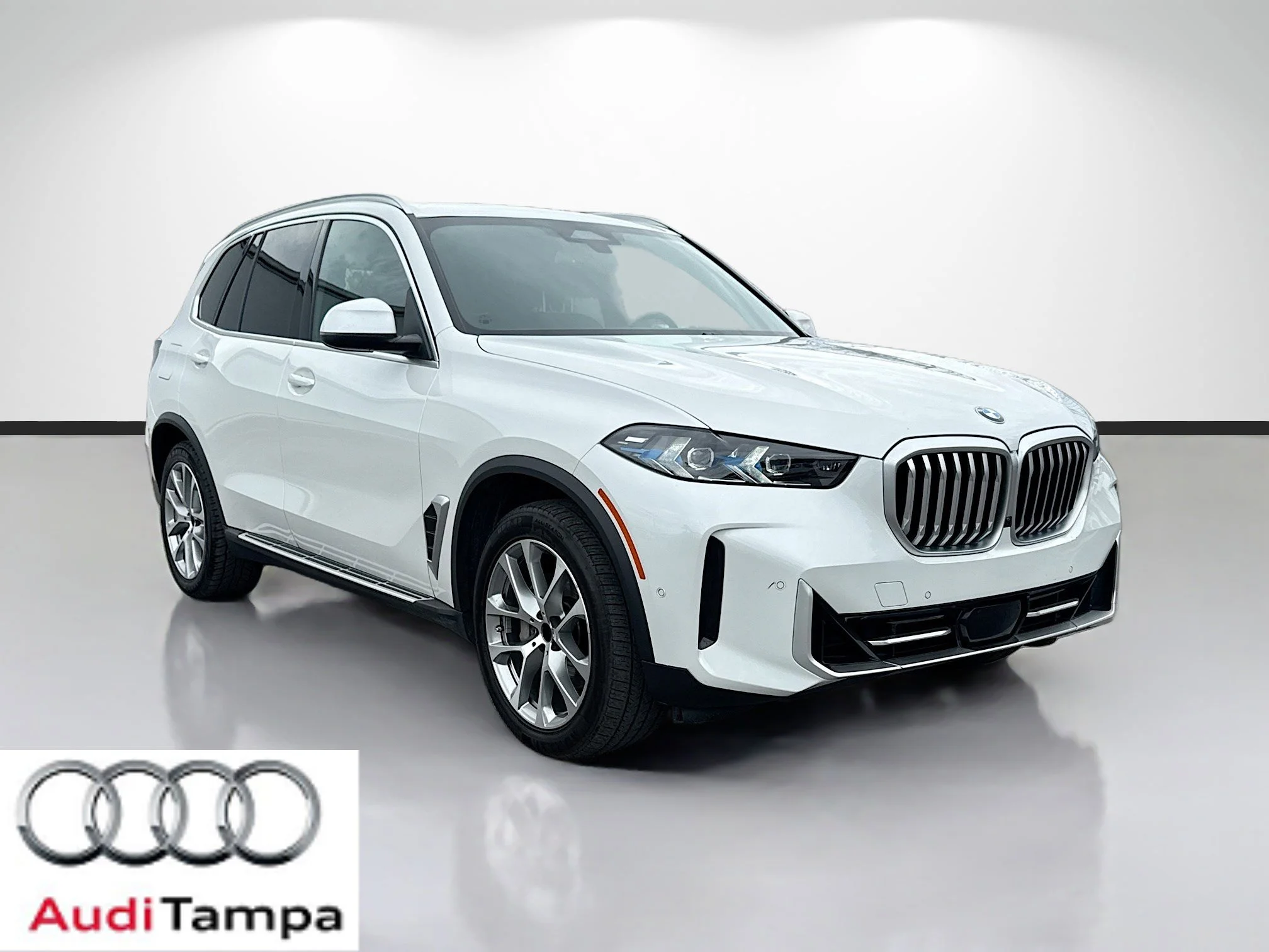 Used 2025 White Metallic BMW xDrive40i image 1