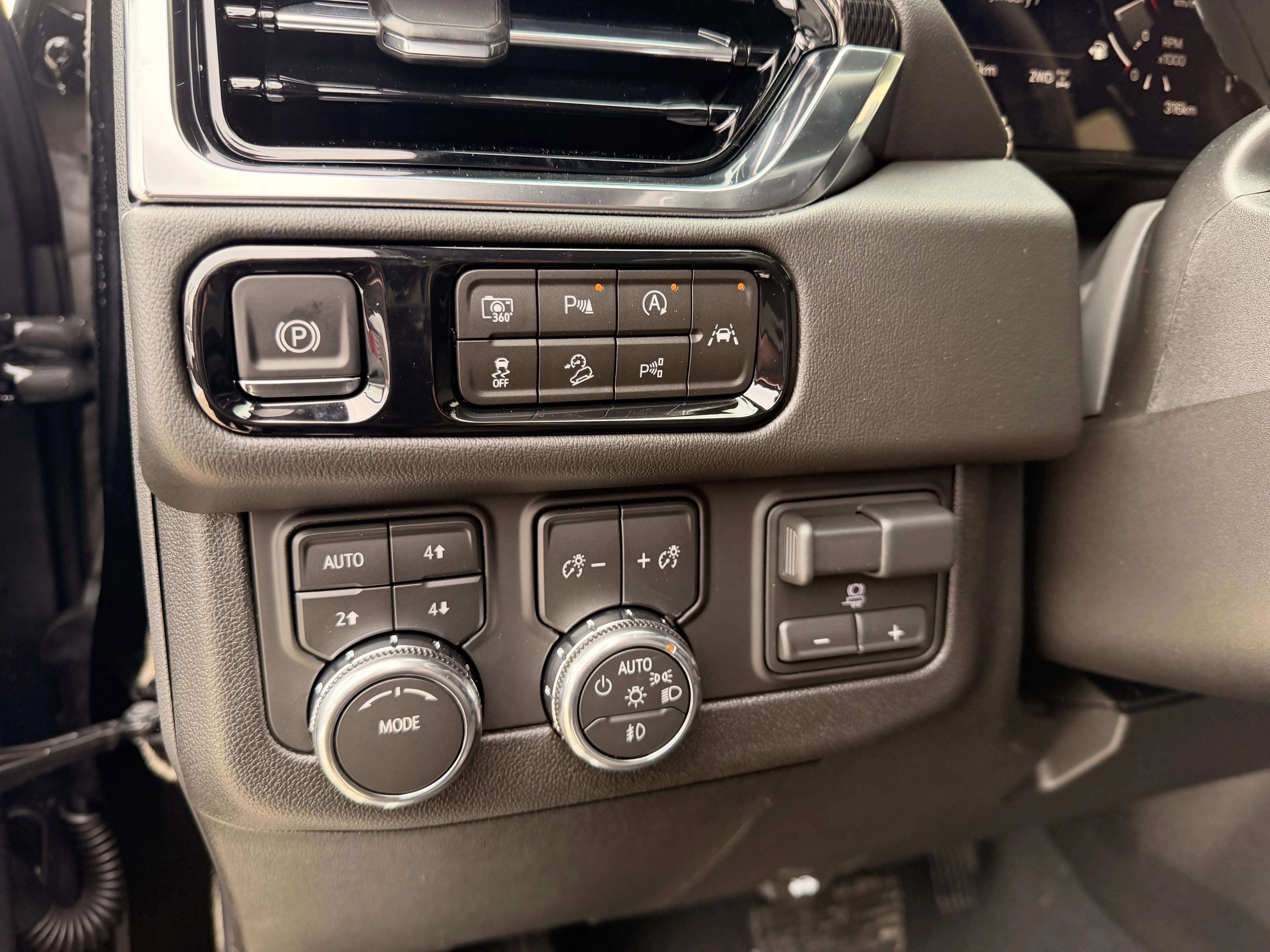 New 2026 Onyx Black GMC Elevation image 9