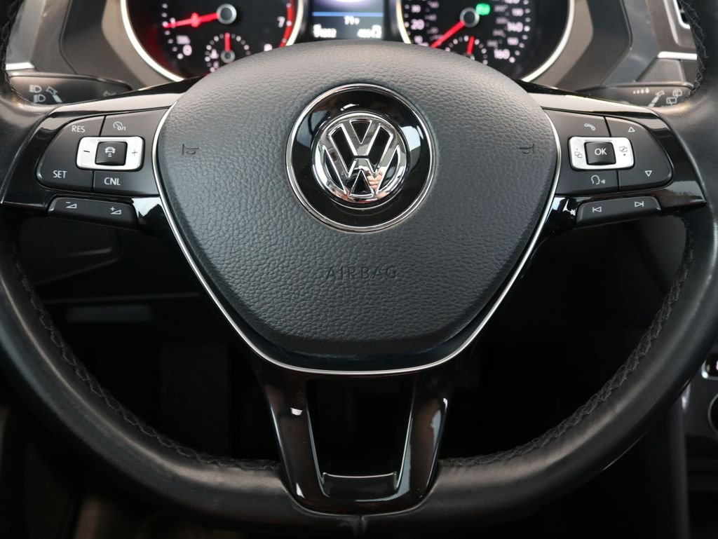 Used 2018 Gray Volkswagen 2.0T SEL image 49