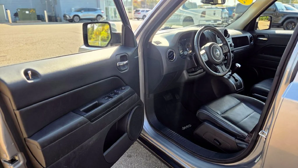 Used 2016 Silver Jeep Latitude image 10