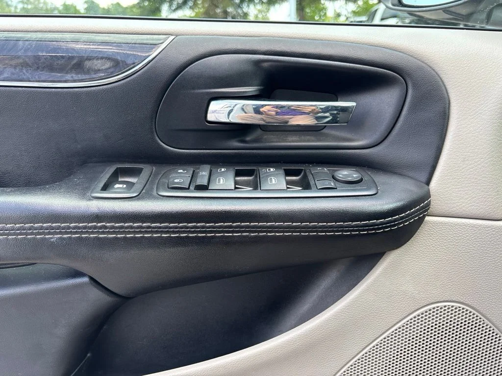 Used 2014 White Chrysler Touring image 14