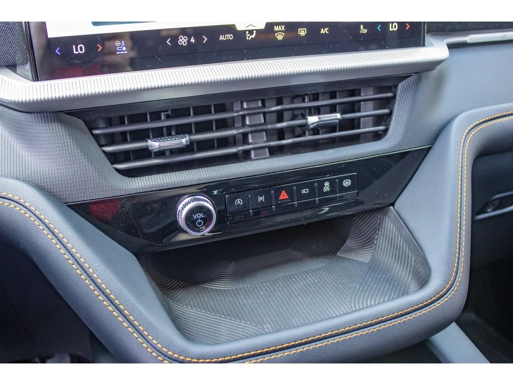New 2026 SPACE WHITE METALLIC Ford Tremor image 40