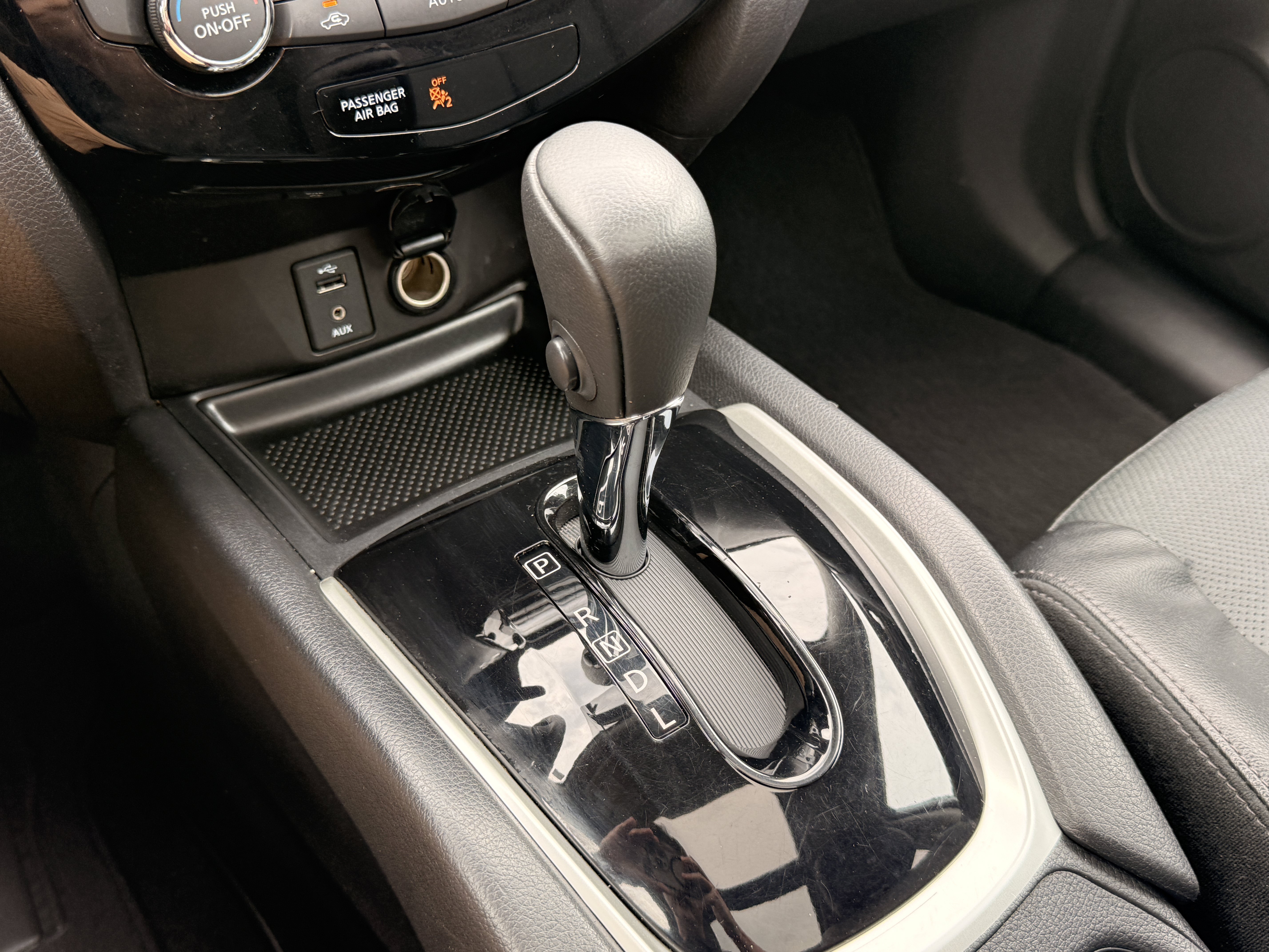 Used 2016 Pearl White Nissan SL image 6