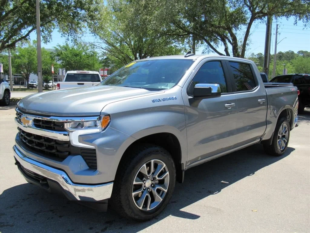 Used 2024 Gray Chevrolet LT image 3
