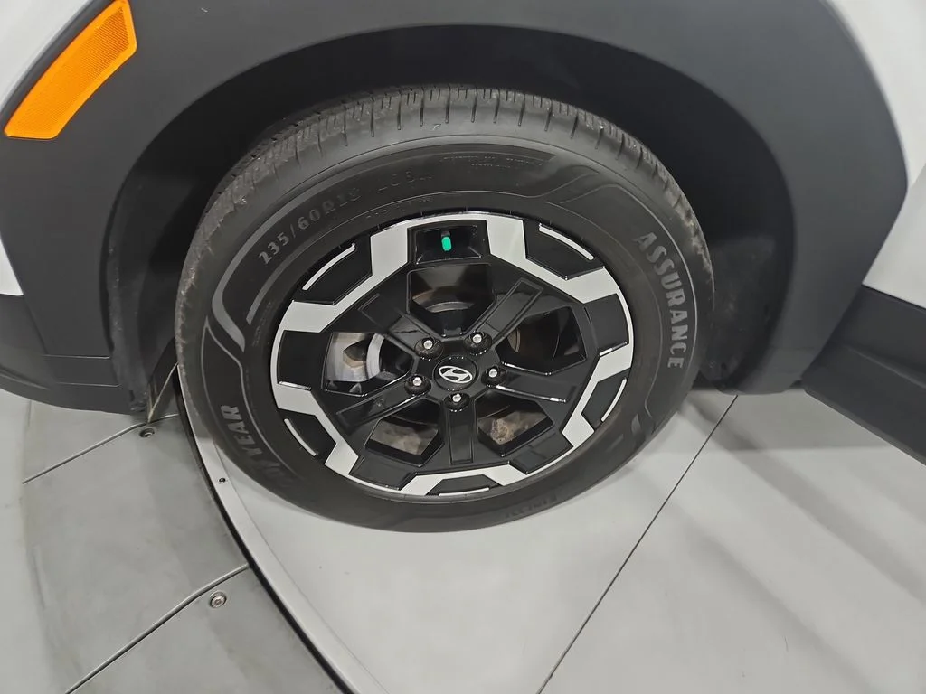 Used 2025 White Hyundai SEL image 27