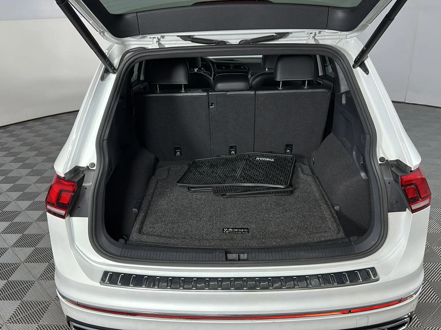 Used 2022 Oryx White Pearl Volkswagen SEL R-Line image 25