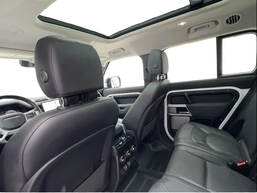 Used 2023 White Land Rover SE image 25