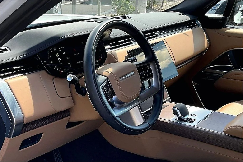Used 2024 White Land Rover SE image 12