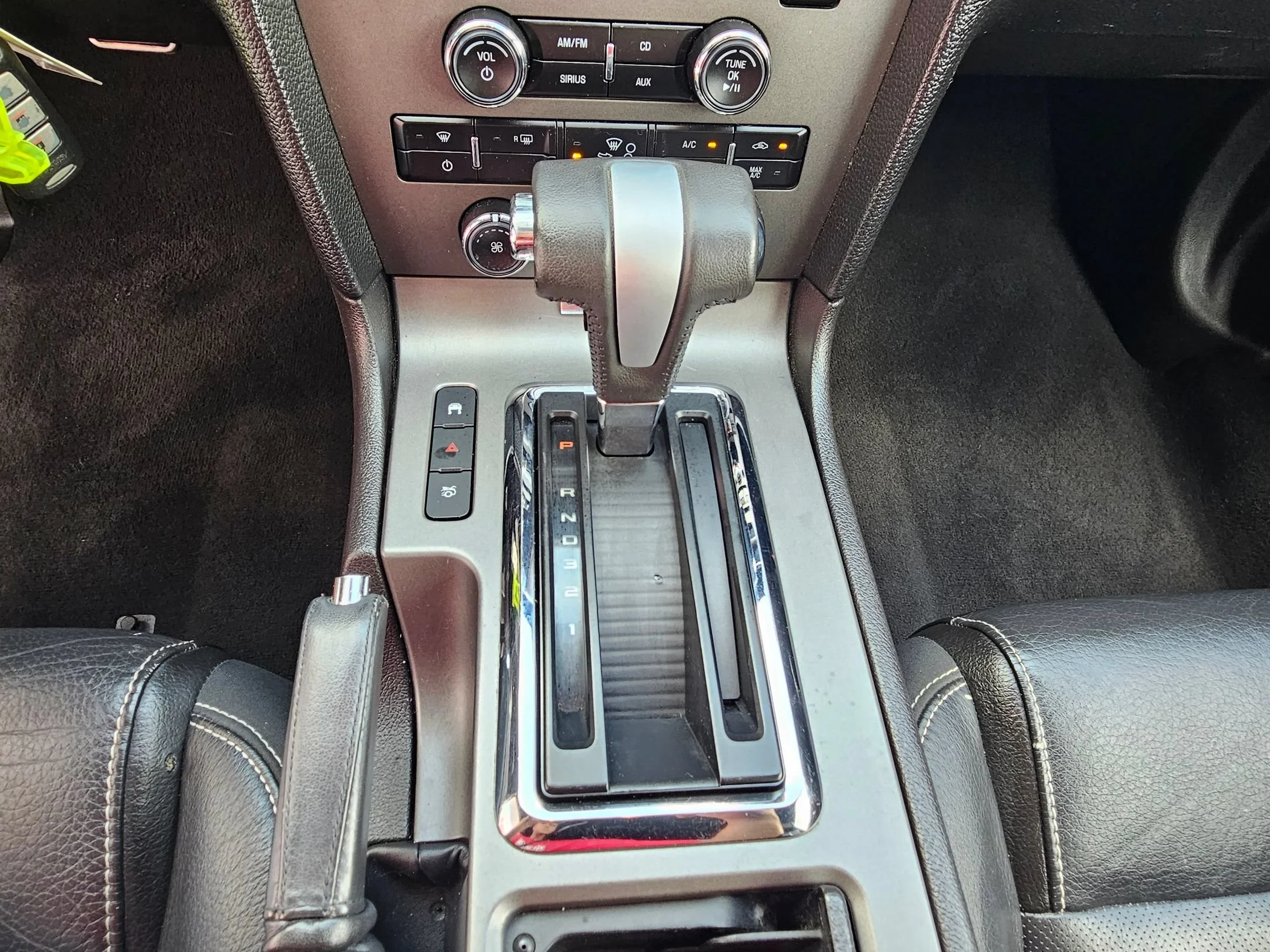 Used 2010 Brilliant Silver Metallic Ford GT Premium image 13