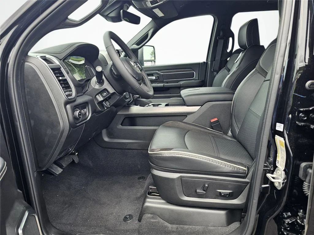 2026 RAM 3500 Laramie - Photo 17