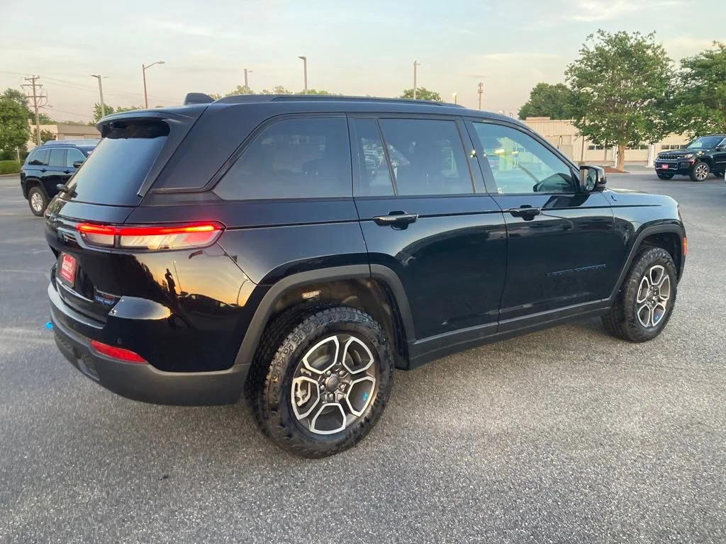 New 2024 Diamond Black Crystal Pearlcoat Jeep Trailhawk 4xe image 5