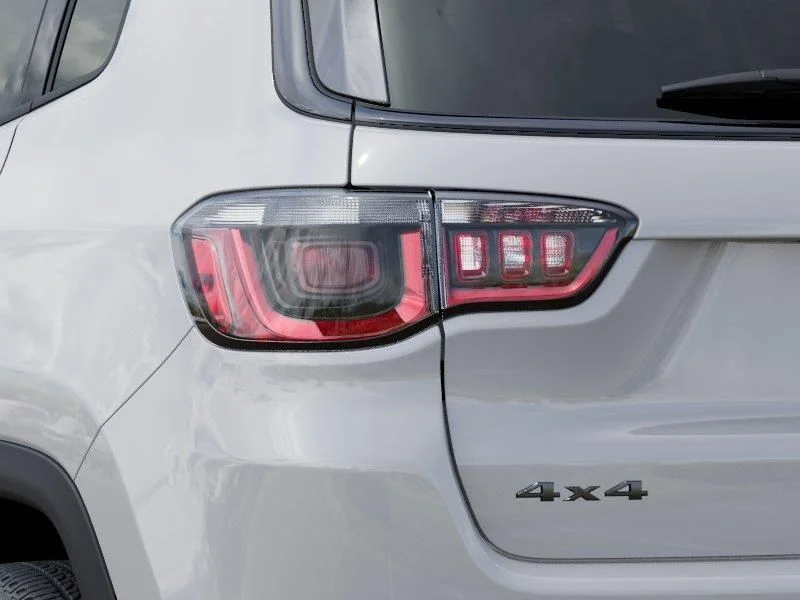 New 2026 Bright White Clear-Coat Exterior Paint Jeep Latitude Altitude image 9